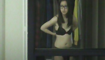 Una ragazza con una figa leggermente pelosa si fa un po' di azione hardcore nonne zoccole italiane